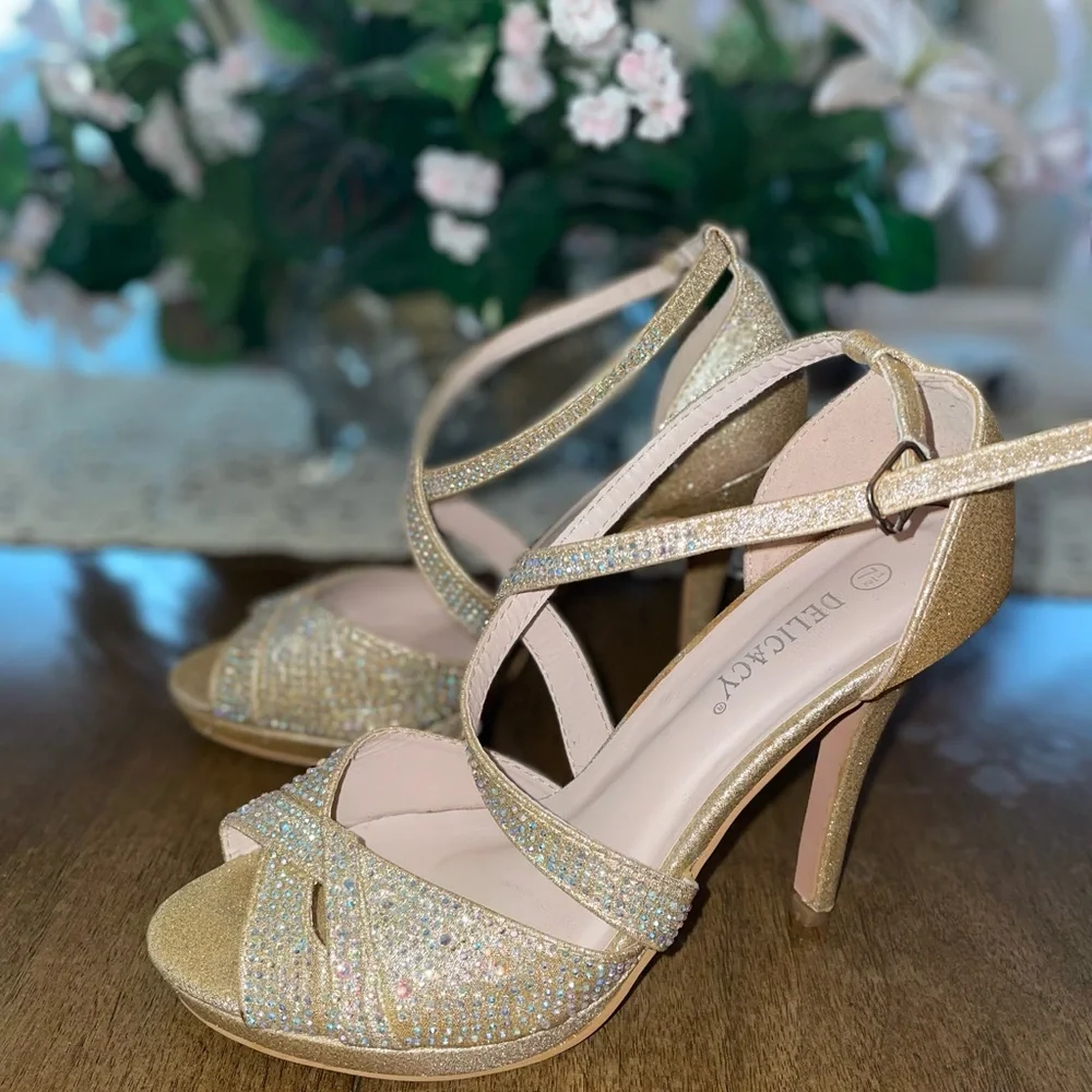 Women’s Gold High Heel Pumps Size 7.5 Elegant Party Holiday Dress Shoes - Picture 4 of 6